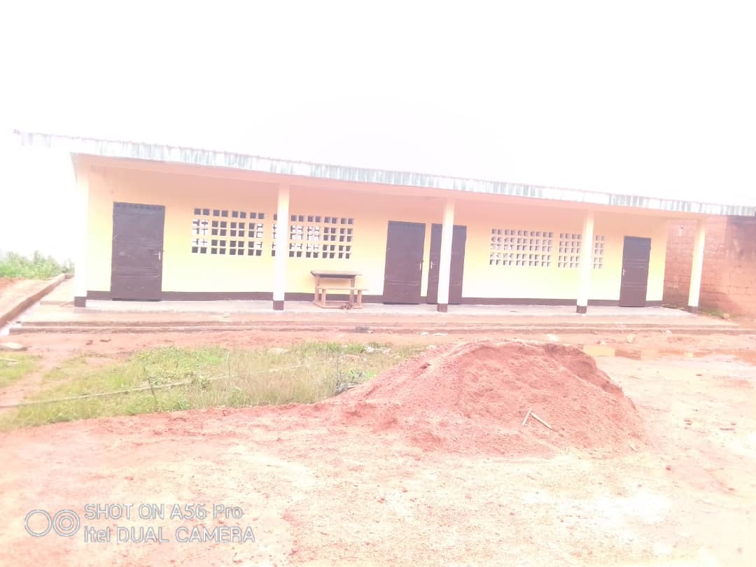 Équipement des établissements scolaires de l’arrondissement de Fongo-Tongo en infrastructures scolaires : le nouveau bloc de deux salles de classe construit à l’école publique de Fossong Ellelem grâce à la diligence du maire Paul Dongue a été réceptionné