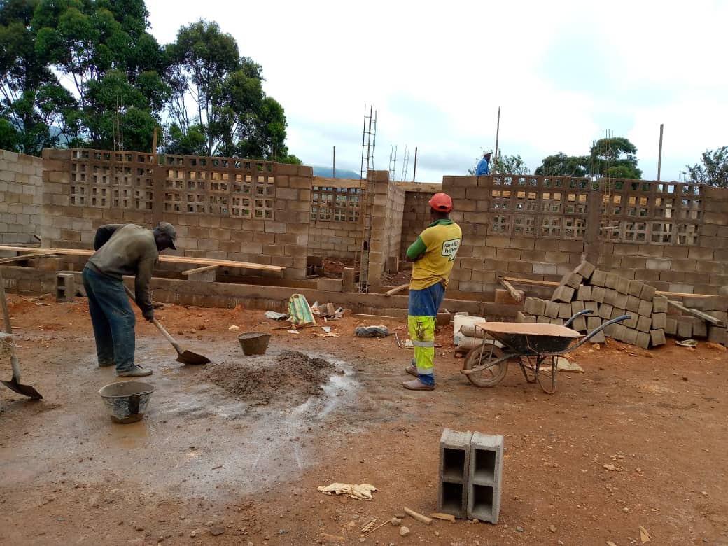 Budget d’investissement public 2020 et amélioration des infrastructures scolaires à Fongo-Tongo : l’école publique de Messong se dote d’un bâtiment de deux salles de classe grâce à la diligence du Maire Paul Dongue de Fongo-Tongo: