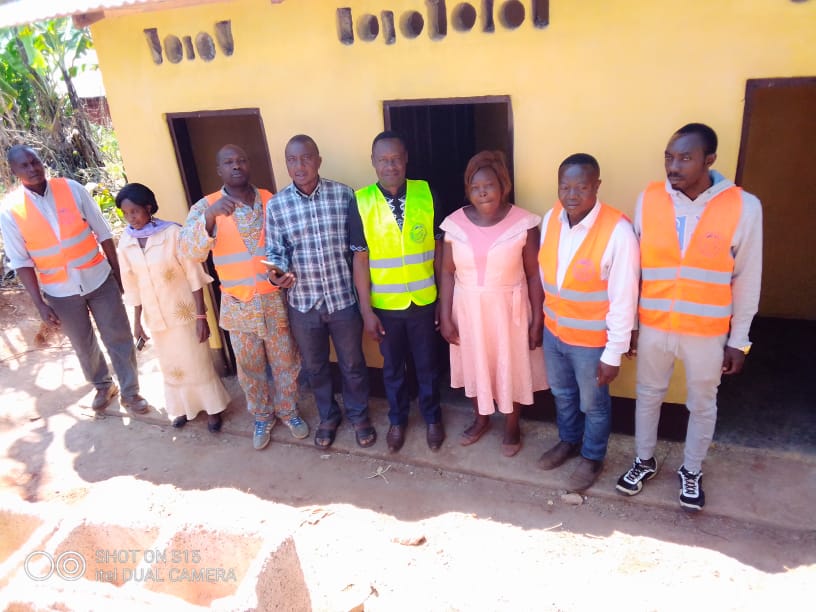 Amélioration des infrastructures scolaires et équipement des établissements scolaires de Fongo-Tongo : l’école maternelle de Lefang se dote d’un bloc de latrines grâce à la diligence du Maire Paul Dongue de Fongo-Tongo