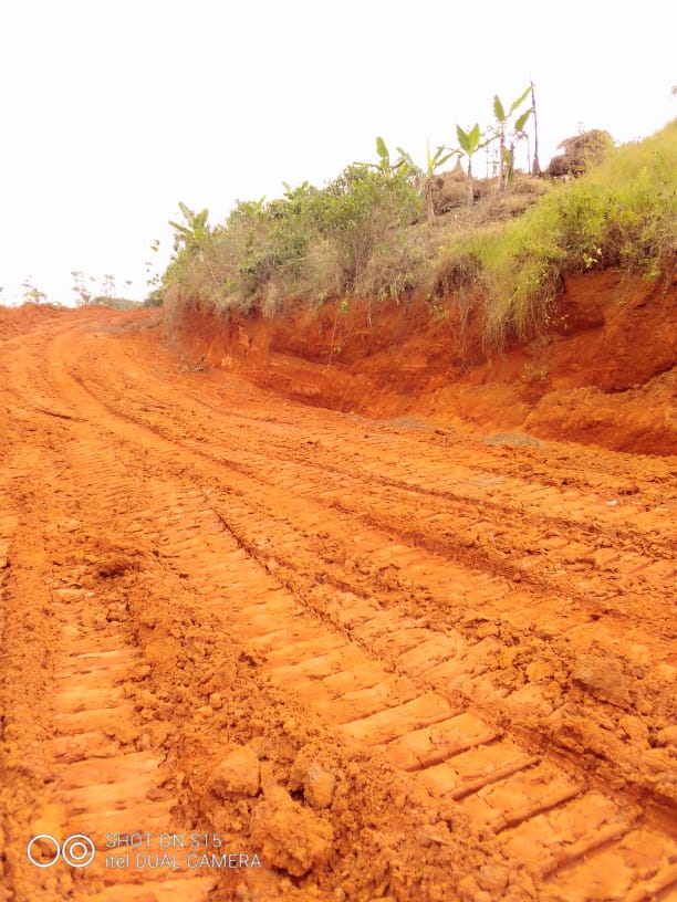 Création et entretien des routes communales à Fongo-Tongo : le Maire Paul Dongue ressuscite un projet de 2018 et fait bénéficier au groupement Fossong Ellelem le déblayage de l’axe routier ancien stade-marché Fossong Ellelem