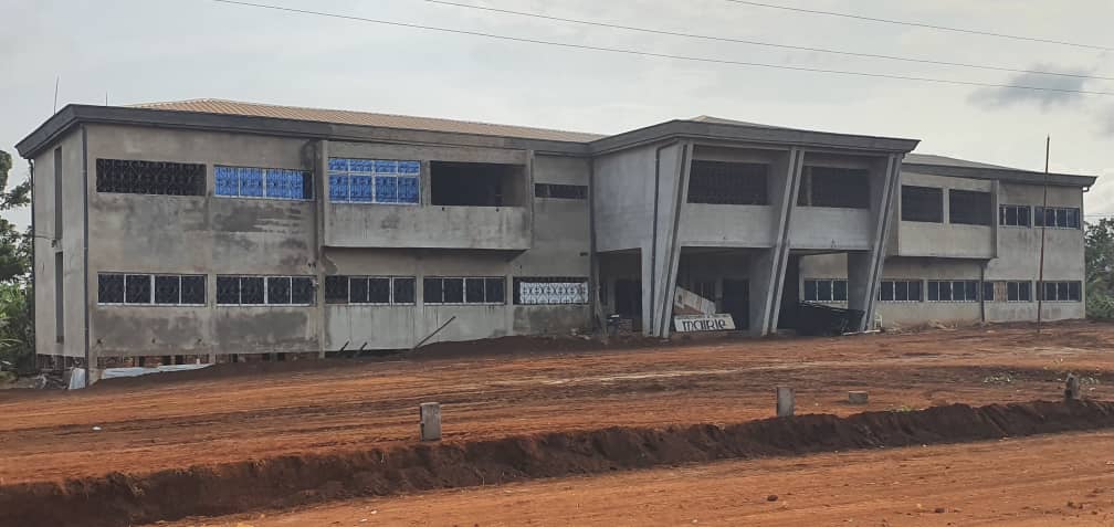 Préparatifs en prélude à l’installation officielle de l’exécutif municipal de Fongo-Tongo du 11 décembre prochain : les travaux de terrassement de l’esplanade de l’hôtel de ville complètement bouclés