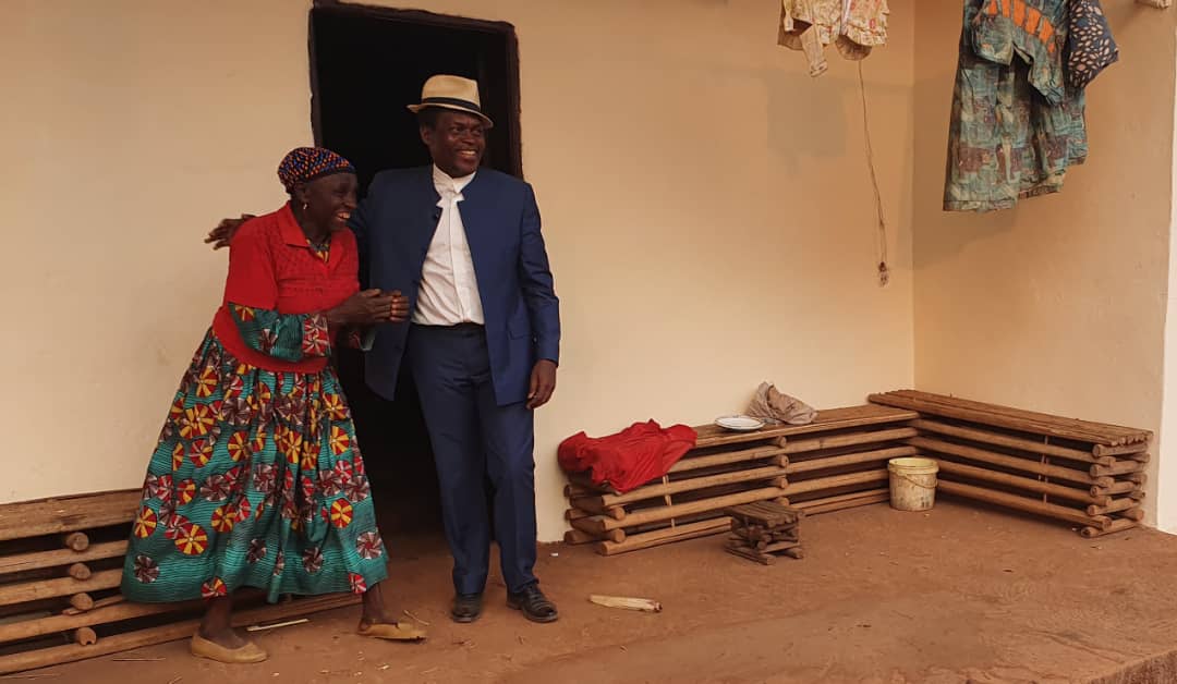 Fossong Tchuentchue à Fongo-Tongo : convivialité totale entre les femmes de la Chefferie et le Maire Paul DONGUE