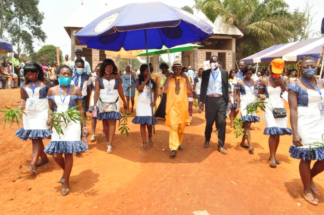 Sortie officielle de Sa Majesté Fo’o Watchuentchue Chef du Village Fossong Tchuentchue à Fongo-Tongo : Paul DONGUE témoin oculaire de la grande parade