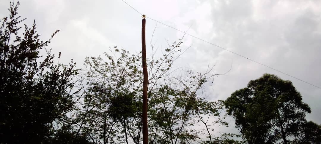 Contrôle et surveillance des poteaux électriques à Fongo-Tongo : Paul DONGUE et la mairie au front pour le remplacement systématique des poteaux électriques tombés