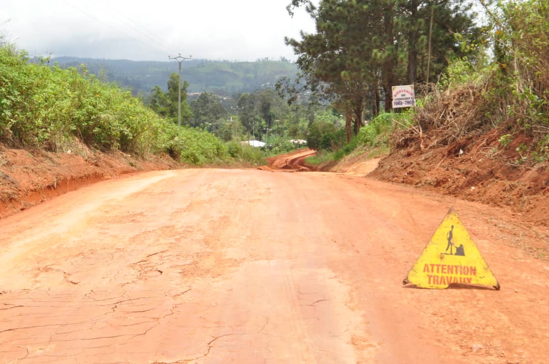 Reprofilage de l’axe routier Dschang Fongo-Tongo : les populations locales réveillées par les bruits des engins infatigables de la route sur le terrain des travaux
