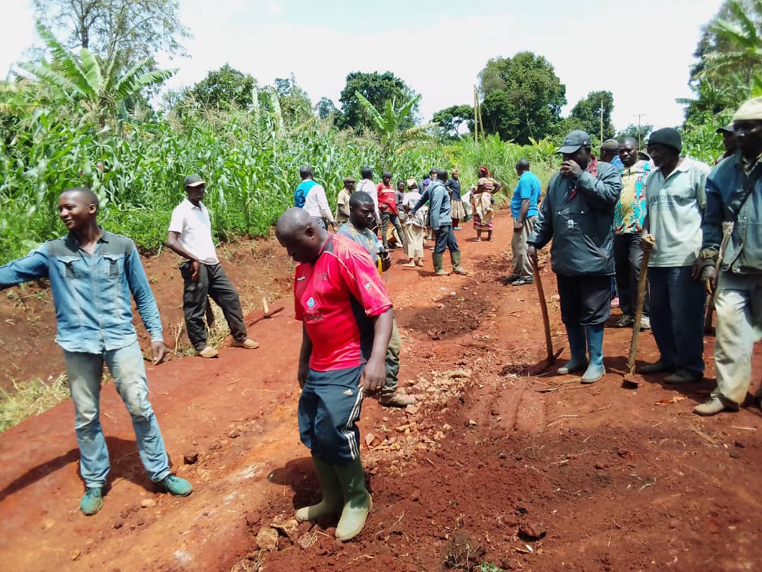 Entretien des routes communales à Fongo-Tongo : le sursaut d’orgueil citoyen des populations locales qui secondent les efforts de la mairie