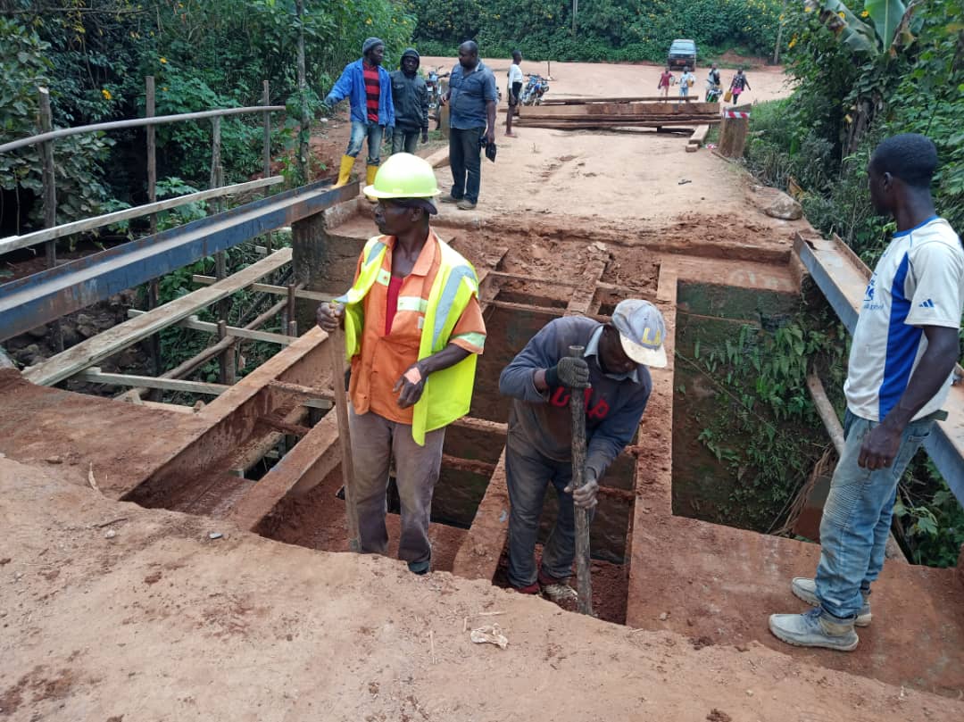 Implémentation des actions fortes sur le terrain : les travaux de réfection du pont sur la rivière Lingang engagés sous la diligence de la mairie de Fongo-Tongo