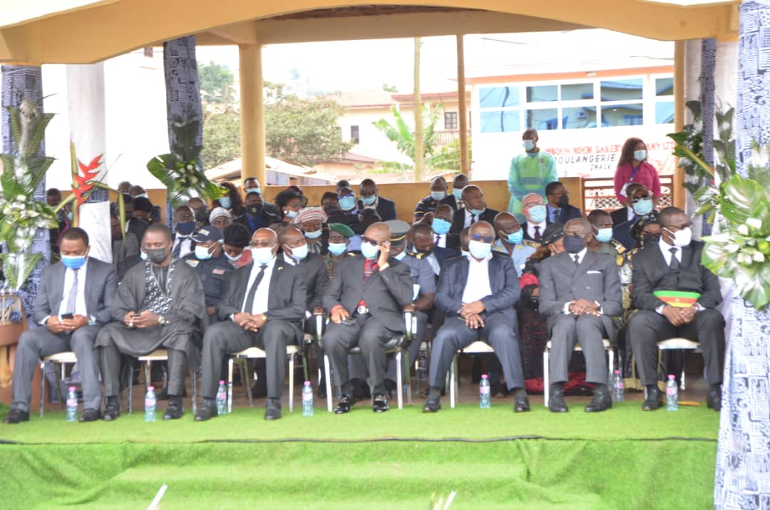 Drame du 27 janvier 2021 à la falaise de Dschang : le Maire de Fongo-Tongo Paul DONGUE prend part à la cérémonie funèbre officielle sous la présidence du Gouverneur de la Région de l’Ouest Awa Fonka Augustine.