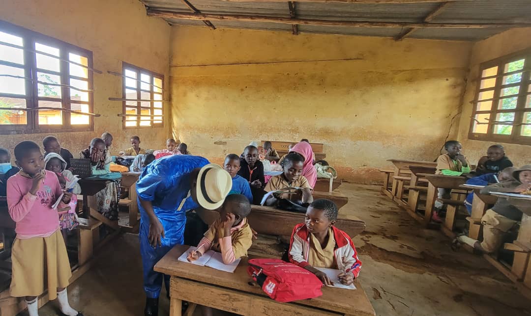 Rentrée scolaire 2021 au Cameroun : le Sous préfet de Fongo-Tongo et le Maire sur le terrain
