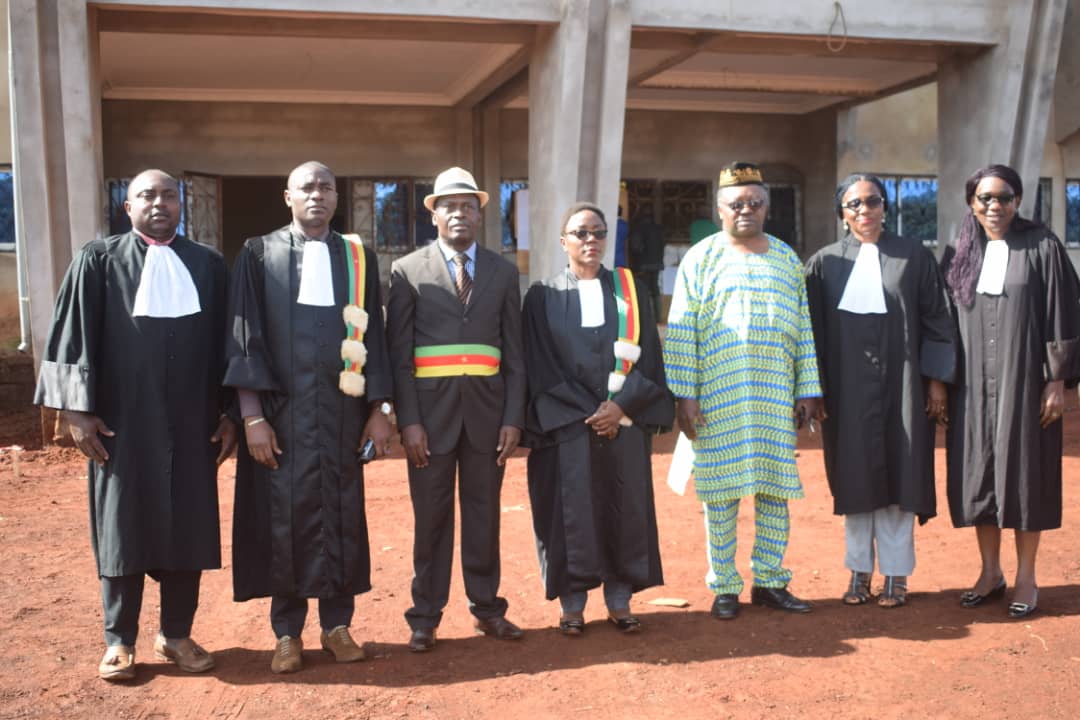 Reconstitution gratuite des actes de naissance à Fongo-Tongo : le Maire Paul DONGUE aux côtés du Procureur de la République et de sa suite