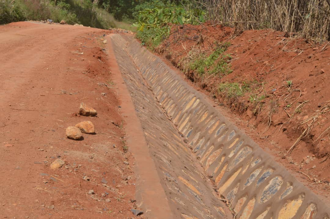Poursuite des travaux d’entretien routier à Fongo-Tongo: l’axe Nzie Foda Lethiapang Ndento dans le viseur des soldats de la route