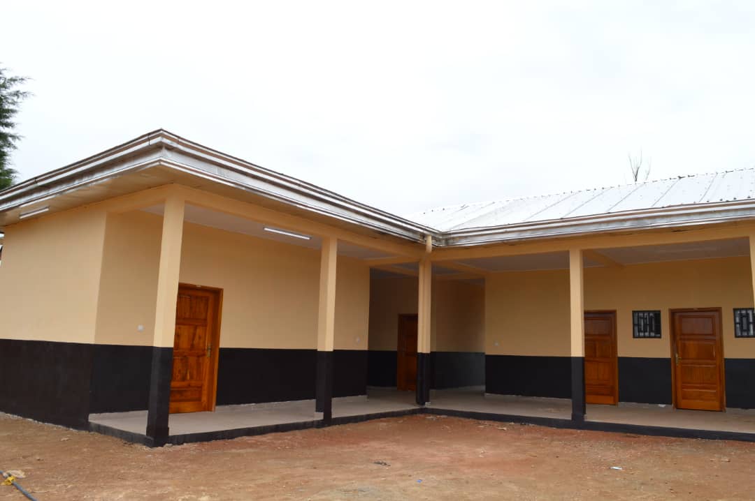 Amélioration continue des infrastructures sanitaires à Fongo-Tongo : le Centre Médical d’Arrondissement se dote de nouveaux blocs grâce à la diligence de la mairie de Fongo-Tongo