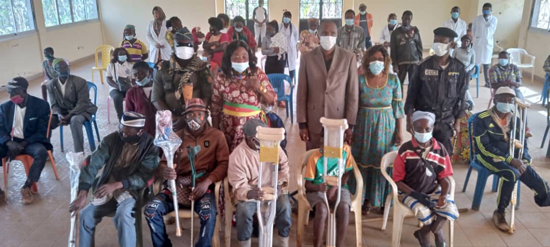 Soutien aux personnes à mobilité réduite : la mairie de Fongo-Tongo dote des personnes handicapées d’un important don en appareillage
