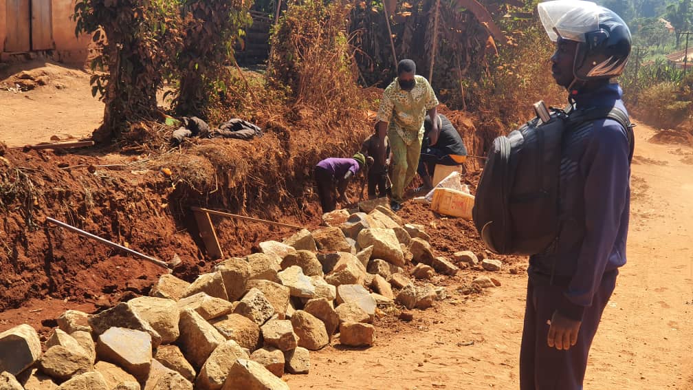 Riposte contre le mauvais état de route à Fongo-Tongo : la montée du marché en plein chantier