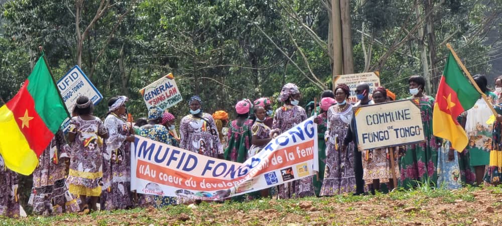 Célébration de la journée internationale de la femme : Paul DONGUE offre 100 sacs de compost aux femmes Fossong Ellelem et Fongo-Tongo pour accroître leur rendement agricole