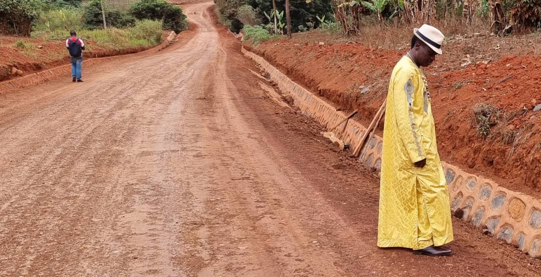 Reprofilage du tronçon routier Dschang Fongo-Tongo : entre construction des caniveaux et remplacement systématique des buses, la mairie veille