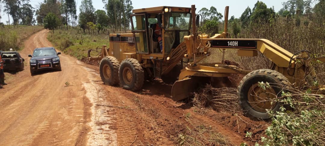 Amélioration continue des infrastructures routières à l’intérieur de Fongo-Tongo : le Maire Paul DONGUE en Capitaine opérationnel et son équipe au front contre le mauvais état de route