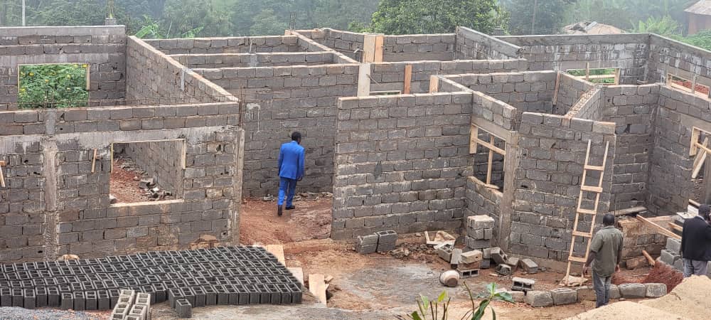 Construction du Centre multifonctionnel de promotion des jeunes de Fongo-Tongo : Paul DONGUE évalue les travaux