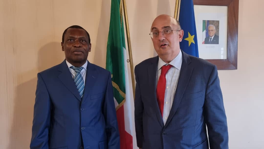 Coopération décentralisée Nord Sud : la problématique du développement au centre de l’audience entre Paul DONGUE et l’Ambassadeur d’Italie au Cameroun