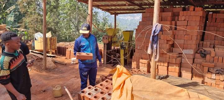 Bâtir en briques de terre : Paul DONGUE approuve